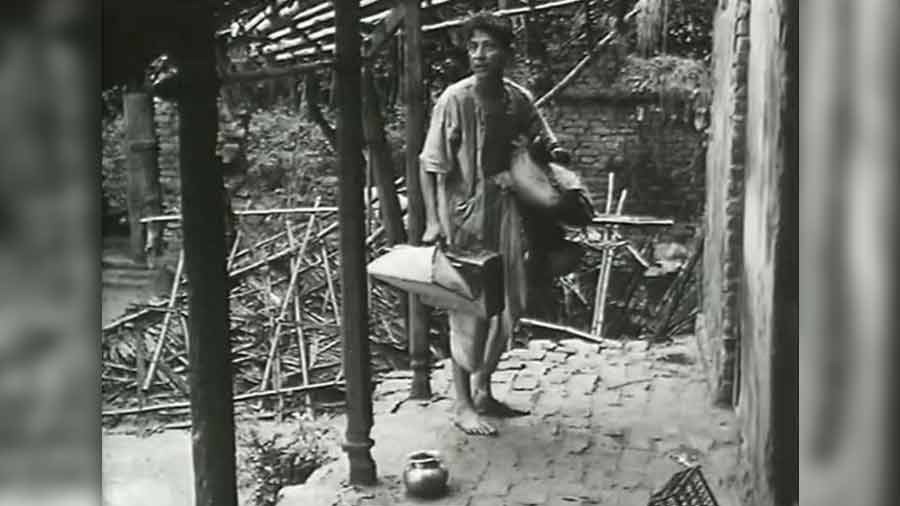 Harihar returns home with a sari for Durga in this scene from ‘Pather Panchali’. The camera pans over the entire house, destroyed by nature’s fury. The fallen house and Durga’s death merge. As if the natural storm is a harbinger of the storm that befalls this small, poor family 