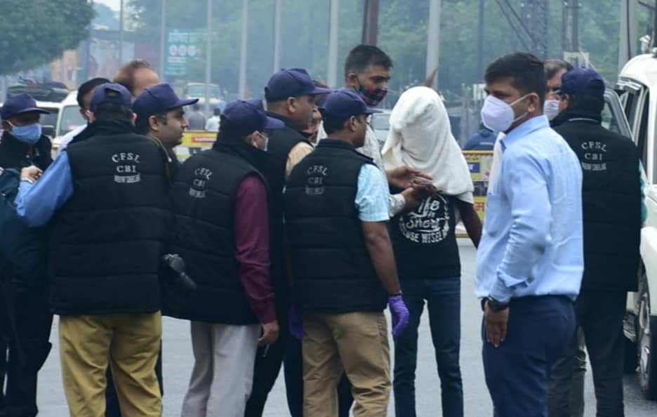 The  CBI team during the investigation with the one of the accused (face covered) at Randhir Verma Chowk 