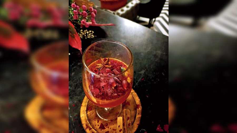 Kahwa Rum Tea at Jalsa: This Kashmiri cocktail at the Ho Chi Minh Sarani Indian fine-dine den is a mix of Captain Morgan Rum along with some aromatic Kashmiri kahwa and almond syrup. Garnished with rose petals, this one’s a looker. @Rs 595-plus