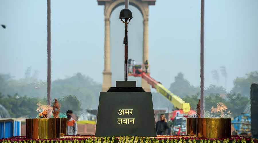 The Amar Jawan Jyoti flame at the India Gate before it was extinguished on Friday for merging with the flame at  the National War Memorial.