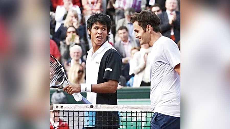 Devvarman with his idol Roger Federer, who he faced in 2013