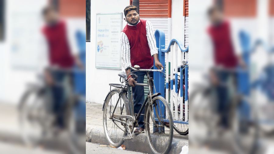 This man in Ranikuthi in Tollygunge had his mask on his chin. He promised to pull it up as soon as he was on the cycle. “I will wear it,” he said.