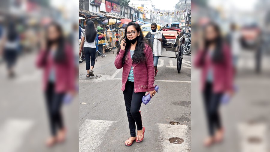 A girl in Bhowanipore in south Kolkata was on the phone and her mask was on her chin. “I am talking on the phone and the mask slipped. I did not notice it,” she said.