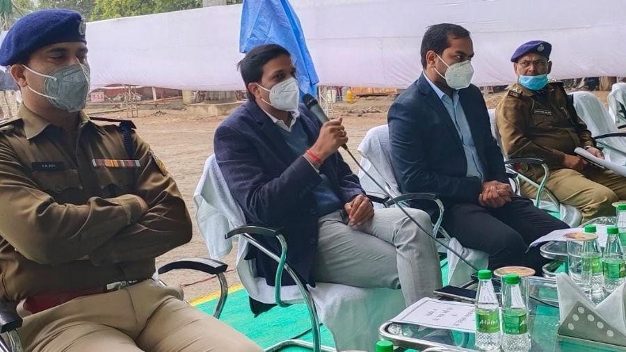 Deputy Commissioner and SP hold a meeting with administrative officials at Morabadi in Ranchi on Monday.