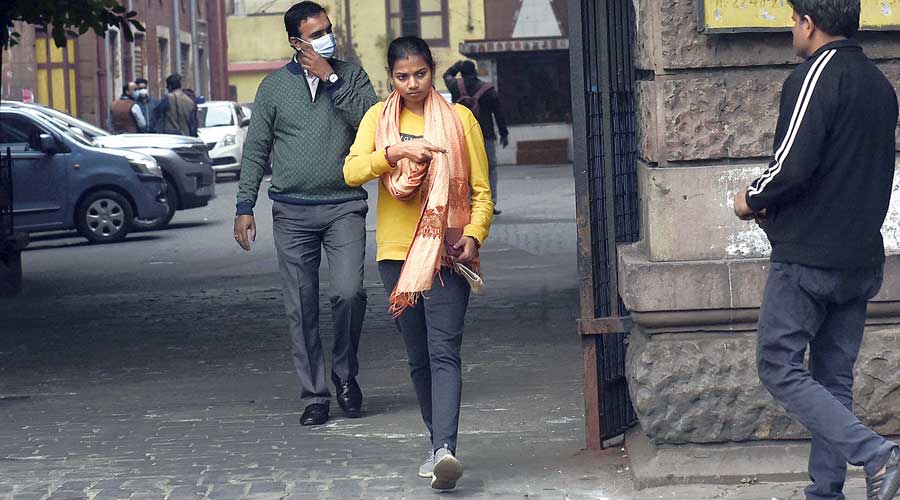 A woman who was stepping out of a building in Esplanade had the mask in her hand. She said she was going out for lunch. “I either wear a mask or use my dupatta to cover my mouth and nose. Right now I am going out for lunch,” she said.