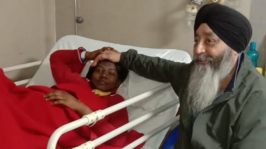 Satbir Singh Sahota meets Monika Mahto at Tata Main Hospital in Jamshedpur on Monday. 