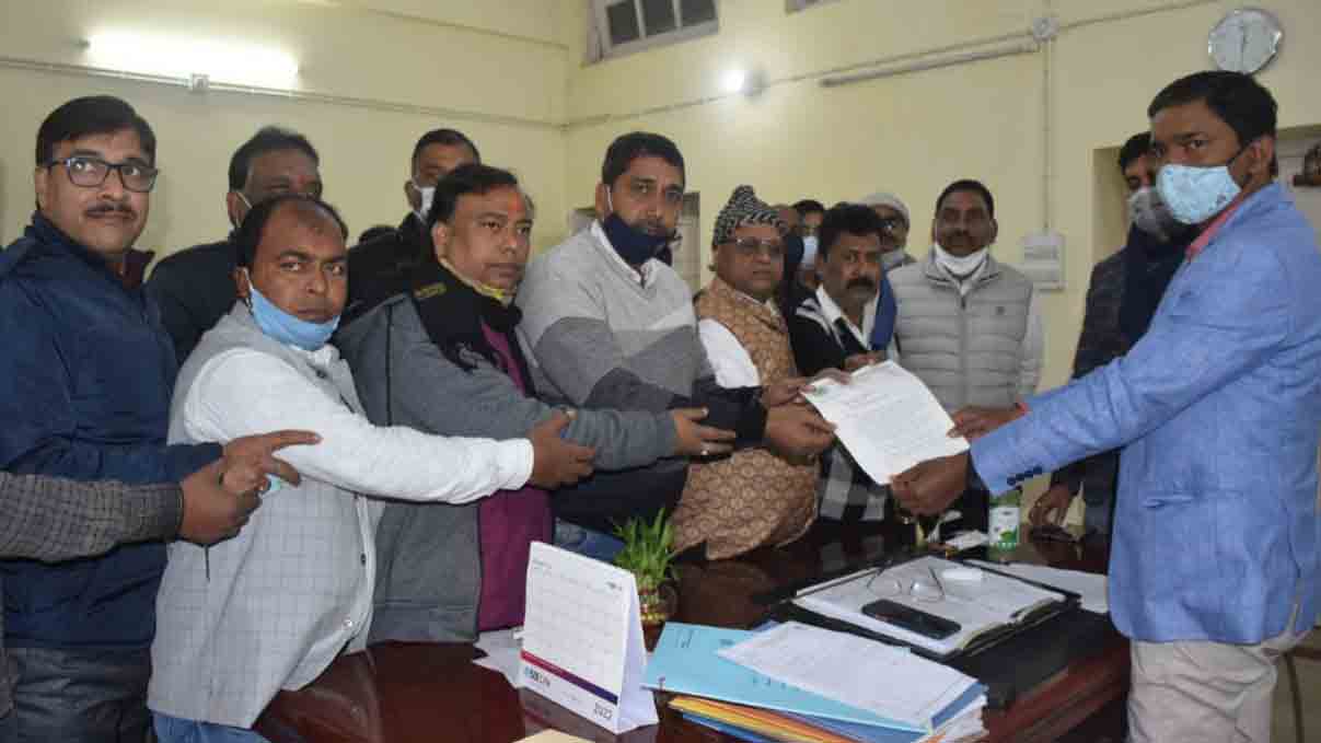 Members of Dhanbad Zila Chambers of Commerce hand over a memorandum to JBVNL GM in Dhanbad on Tuesday