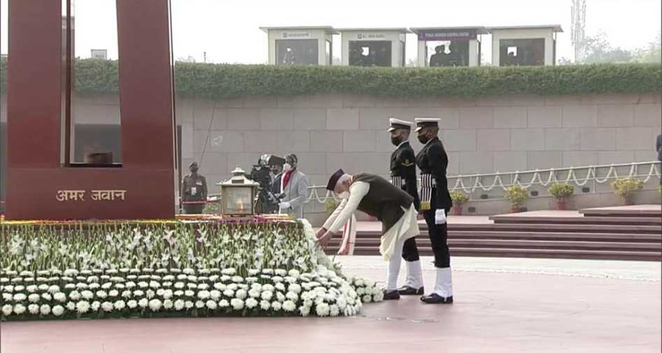 PM Modi pays homage to the martyrs at the National War Memorial.