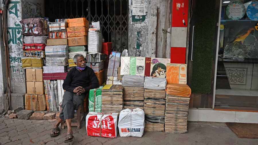 Shops selling old vinyl records close to Raja Subodh Mallick Square