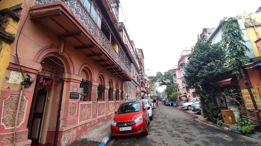 A number of old mansions line this narrow lane named Indian Mirror Street