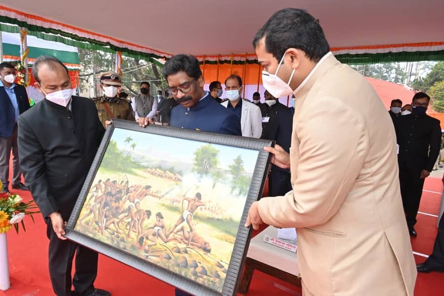 Dumka officials gift a painting to CM Hemant Soren