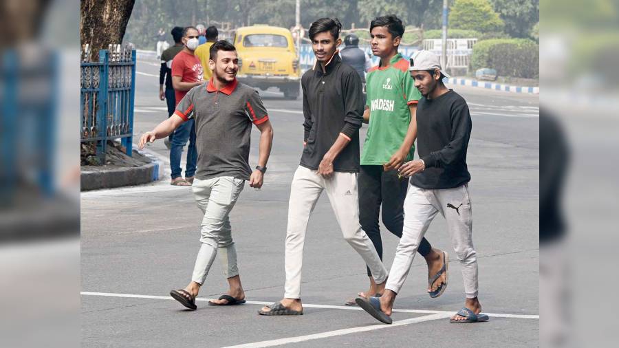 A group of young men walking down Outram Road, chatting merrily, looked surprised when Metro clicked their photograph. None was wearing a mask. When asked why they were without a mask, one of them said: ”What good will it do to wear a mask?” His friends giggled. 