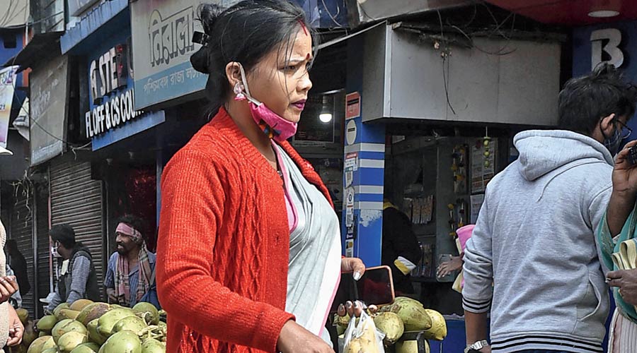 Outside the Ultadanga railway station, a woman’s mask was on her chin. “I will wear the mask. I am in a rush and I will board an auto,” she said, and pulled up the mask.