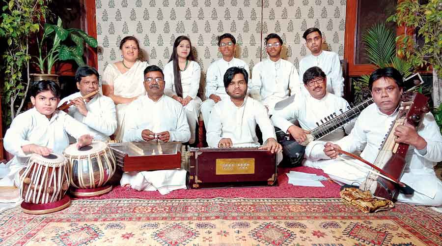 The group that is singing the Hindustani classical version  of the hymn. (Back row from left): Suranya Aiyar (vocal), Amrina Arif (vocal), Farhan Khan (vocal), Adnan Khan (vocal) and Arshul Ameen (vocal); (middle row from left) Aslam Ali Khan (flute), Manoj Sharma (santoor),  Amaan Ali Khan (harmonium) and Saleem Ahmed (sitar);  (front row from left) Areeb Ali Khan (tabla) and  Arif Ali Khan (sarangi).
