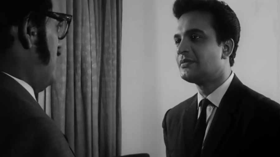 In ‘Chowringhee’, Uttam Kumar as Sata Bose is the epitome of charm