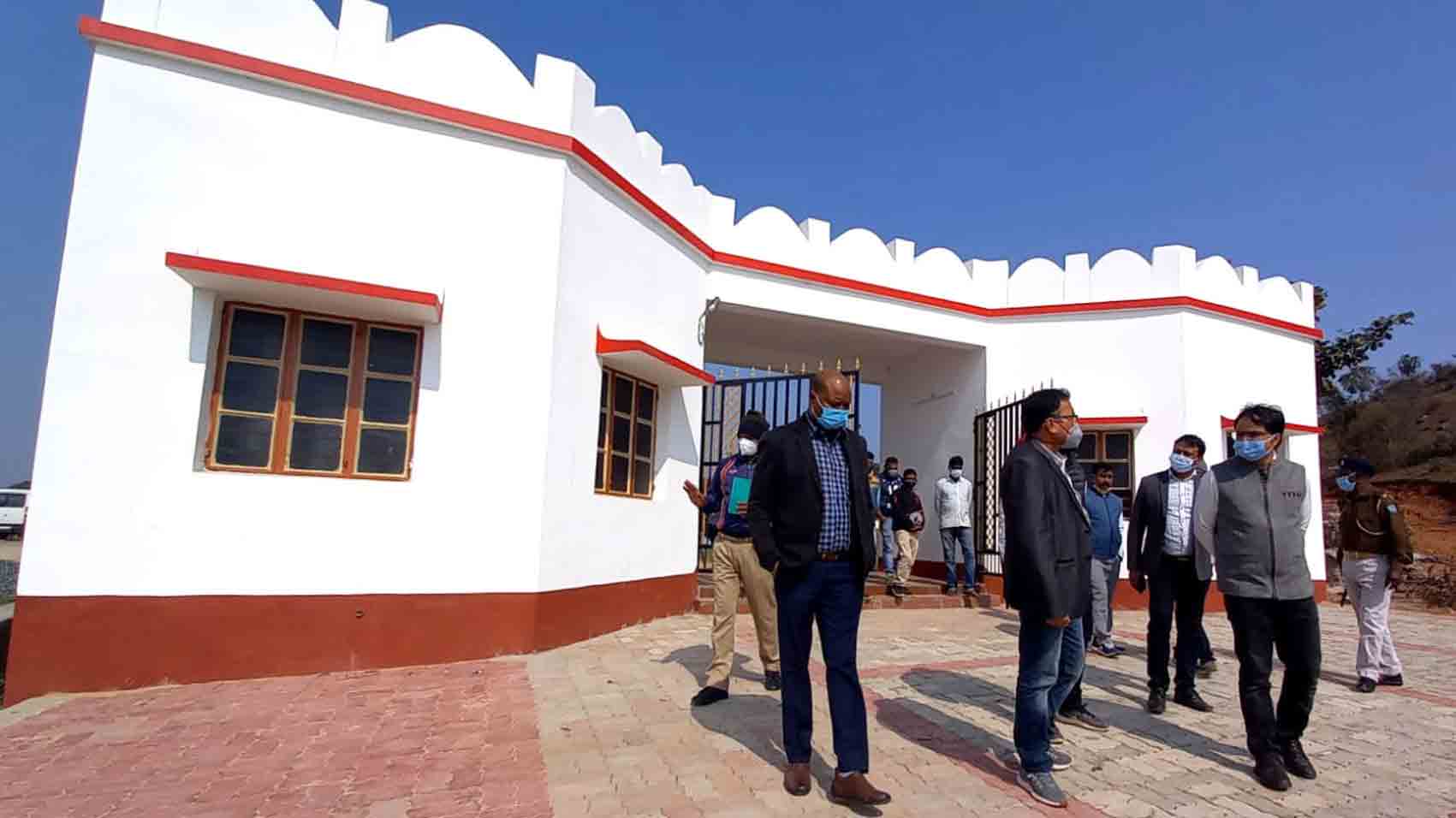 Faiz Aq Ahmed Mumtaz (in grey half jacket), Deputy Commissioner (DC) Jamtara inspecting the beautification work of Ladhna Dam area in Jamtara