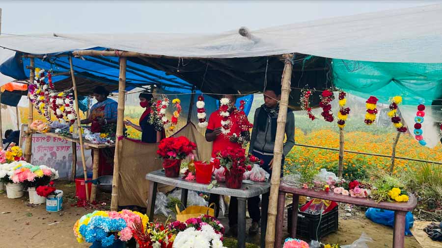 The stalls by the fields sell flowers and flower crowns to visitors, except for one which is the sole 'cha' shop