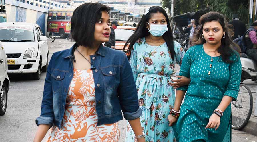 Two of the three women were without a mask on the road in Dhakuria, because they were going to have tea. “We have just stepped out to have tea. We will drink tea and then go,” said one of the women (in green kurta) without a mask.