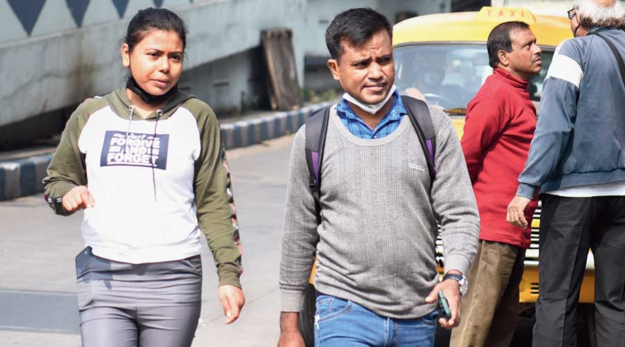 A man and a woman walking down the road in Gariahat had their masks pulled down to their chin. “We are walking from Gariahat to Golpark and it becomes difficult to walk with a mask on,” said the woman.