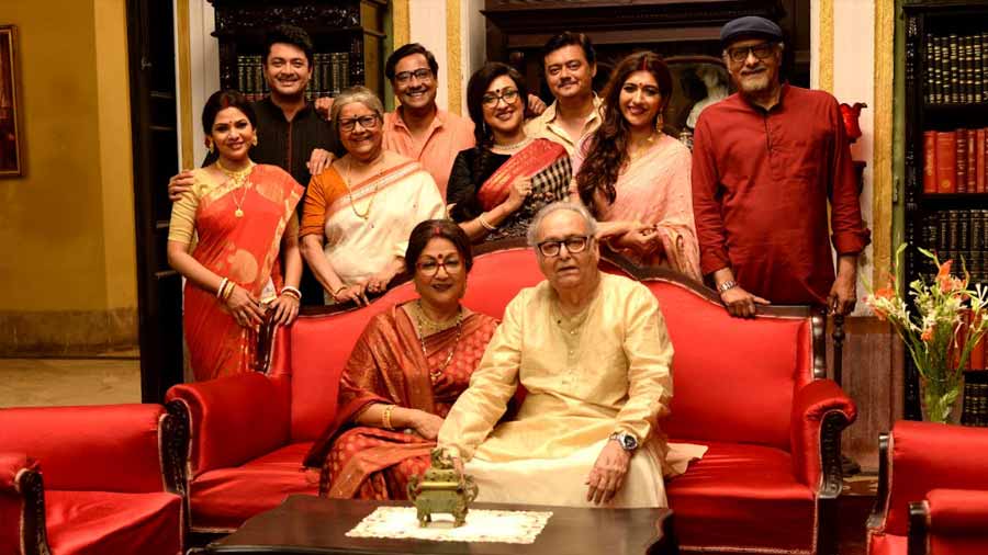 The cast of ‘Basu Poribar’. By the time the script was ready, the film had acquired the dimensions of a multi-starrer. As one of my assistants playfully commented, it was almost a snapshot of Bengali cinema history