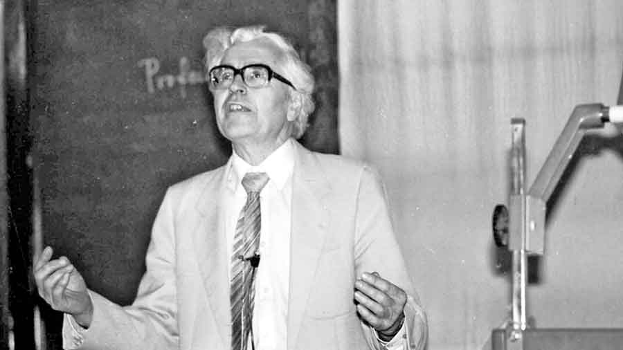 Professor Antony Hewish at Rajabazar Science College in 1989