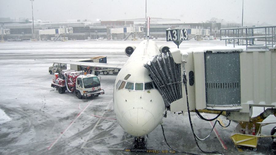 US flights canceled as winter storm hits the East Coast 