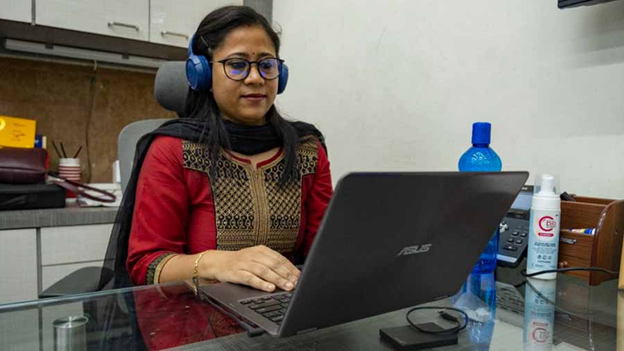 Suhita Mukherjee, a former school teacher, enjoys reading ‘Pratilipi’