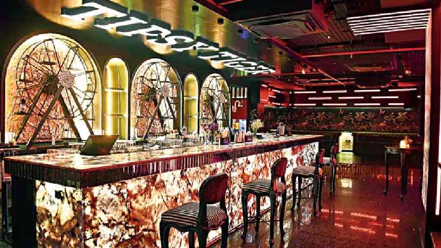 Right from the jungle-themed hand-painted and printed wallpaper that draws inspiration from the Sunderbans to the intricately designed wooden furniture, the iron railings on the staircase to the bar back that has beaten copper... the decor elements pay tribute to Bengal. “These iron railings we got from a North Calcutta house who were selling them off, then the bar has Ferris wheels with beaten and crushed tamba, the karigars who did all of these have a Bengal connect,” said Rakhee Jain, interior designer of Tipsy Tiger.