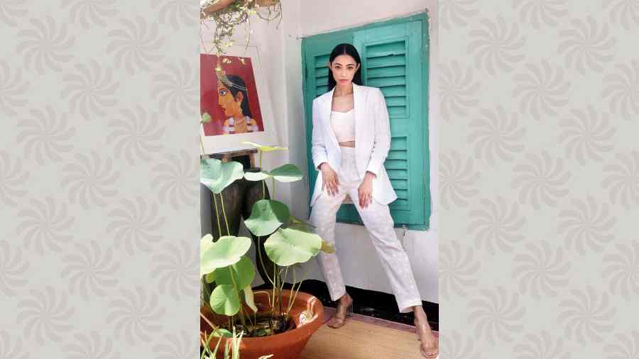 Diti Saha looks fresh and fabulous in a jamdani suit, great for a summer evening soiree. The no-fuss coolness is a winner for us. “The jamdani suit is so comfortable and white is one of my favourite colours,” says Diti.