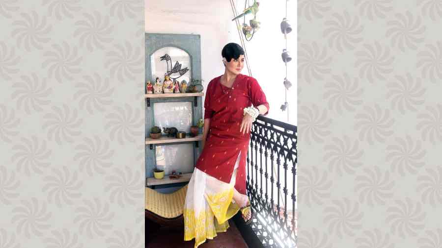Swastika Mukherjee pulls off a cotton kurta-dhoti combination like only she can. Effortlessly and with ease. We absolutely love the border of the dhoti that matched with the motifs on the kurta. The parrot chappals complete the summer brunch look. Hair and make-up pro Abhijith Chanda gives her wow vintage waves, accessorised with a silver hairpin by Jalsaghar-Calcutta, the dot of magic that lends it the charm. The make-up is kept clean in tune with the gender-neutral vibe of the look. “I definitely wanted to wear a dhuti-panjabi. I love wearing dhotis and have two-three, white mixed with different borders. You need help with draping a dhoti because everyone is not good with wearing a dhoti. For people of my father’s generation, it was as easy as wearing a trouser and a shirt, but nowadays I think men also prefer a stitched one because it is easy to move around in. It’s smart and comfortable. I think men are wearing our clothes more than we are wearing theirs’! Dhoti and panjabi is specifically a man’s wardrobe. We should start wearing it. You can wear your partner’s clothes or your brother’s or brother-in-law’s! We should wear a dhoti-panjabi to a wedding for a while rather than the sari!” smiles Swastika. 