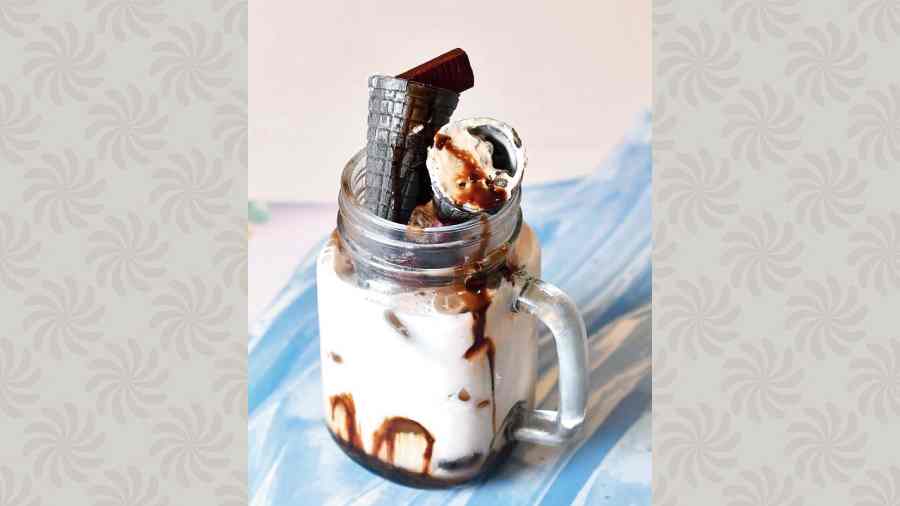 Valley Of Cornetto: Is it a drink? Is it a dessert? Well, it’s a little bit of both. Coffee meets vanilla ice cream, chocolate sauce and cornetto cones to create this sweet and fun sip. @Rs 389-plus