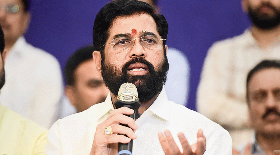 Sanjay Raut quizzed for 10 hours by ED : Sena MPs undecided on joining Eknath Shinde camp Sanjay Raut quizzed for 10 hours by ED : Sena MPs undecided on joining Eknath Shinde camp