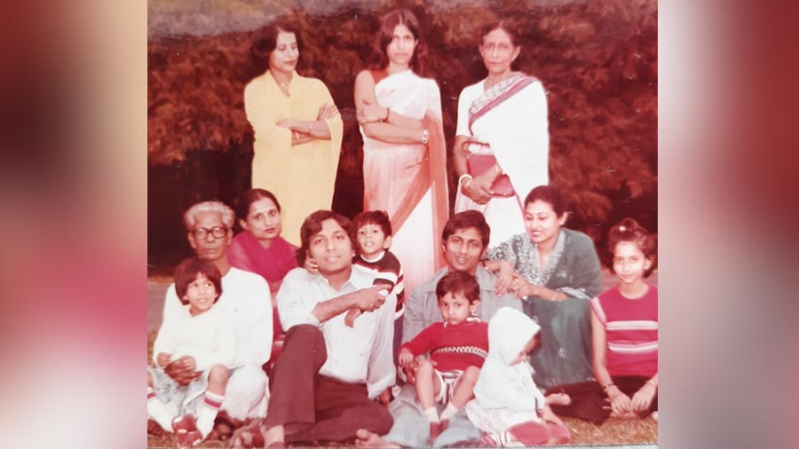 Das Sarma (extreme left) at the Botanic Garden in Shibpur, in 1981, with his family