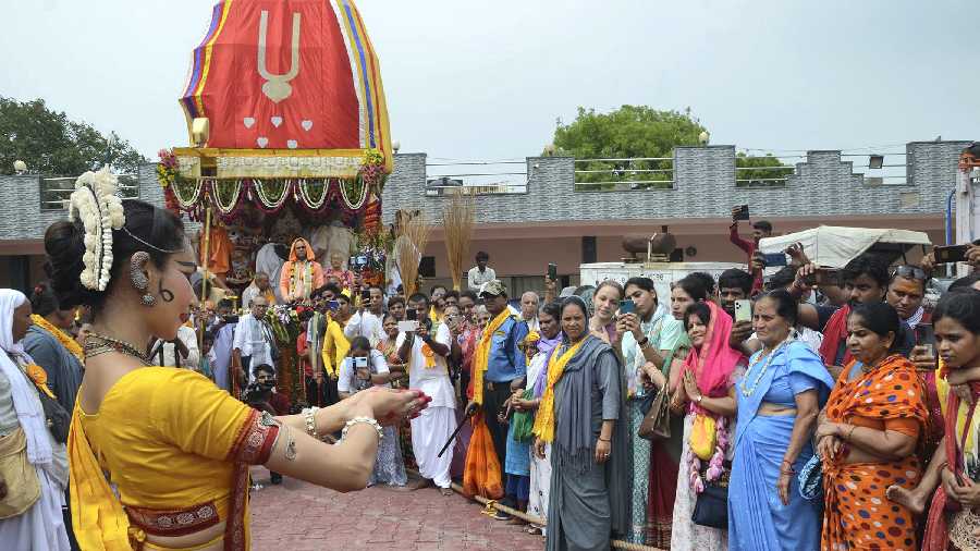 Devotees pull the chariot of Lord Jagannath in Mathura