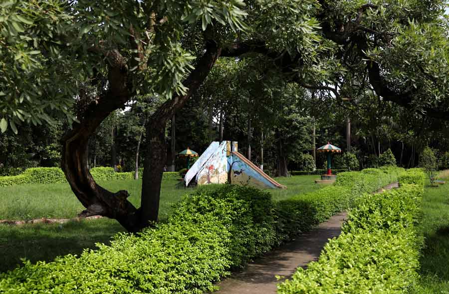 Lord Auckland, the governor-general of India from 1836-1842, had ordered the construction of this pleasure ground. The garden has been named after his sisters, Emily and Fanny Eden. The entire project was executed by civil architect Captain Fitzgerald. 