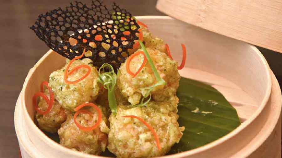 Popcorn Shrimp is a good seafood starter option. Fresh and juicy shrimps are marinated with spices, made into a ball and deep-fried until crisp. They are served with curry leaf chilli mayo that lends a unique flavour.