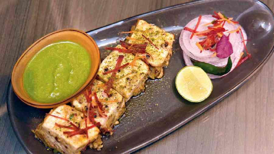 When it comes to pairing a drink with a veg starter, there is nothing like paneer tikka. We tried Siyah Mirch Paneer Tikka that has a smokiness and kick of freshly crushed peppercorns.
