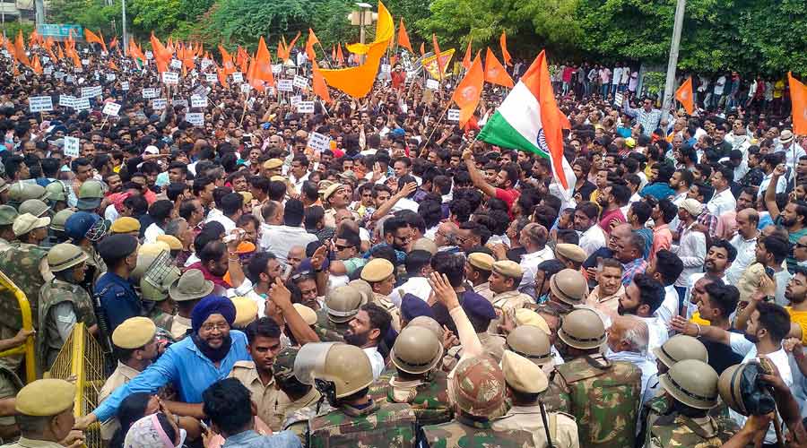 Police personnel in a scuffle with members of Sarva Hindu Samaj during their protest against the killing of tailor Kanhaiya Lal in Udaipur.