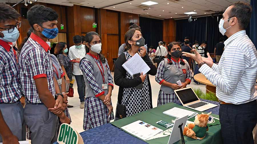 Many school representatives brought their students to the fair so that they could directly put forward their questions to the university representatives.
