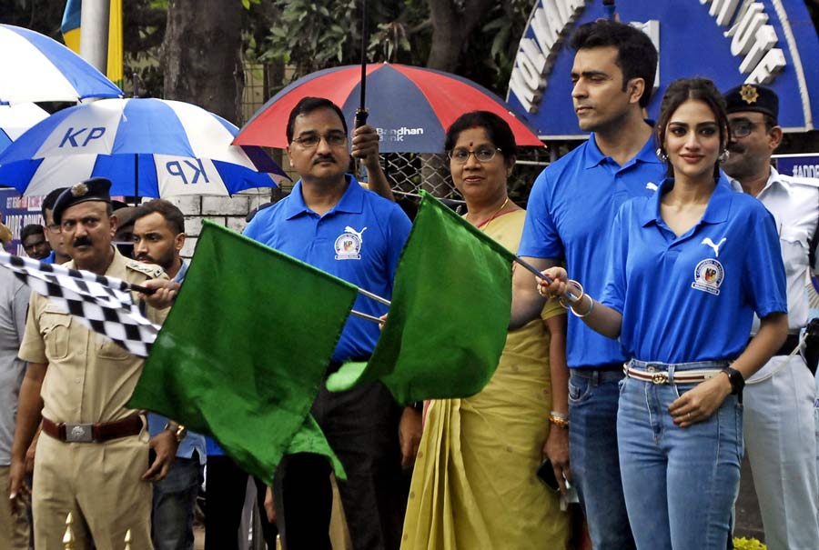 (From right) Actress-turned-MP Nusrat Jahan, actor Abir Chatterjee, women and child development minister Dr Shashi Panja and Kolkata police commissioner Vineet Kumar Goyal flag off an awareness rally on the occasion of International Day Against Drug Abuse & Illicit Trafficking on Sunday, June 26.