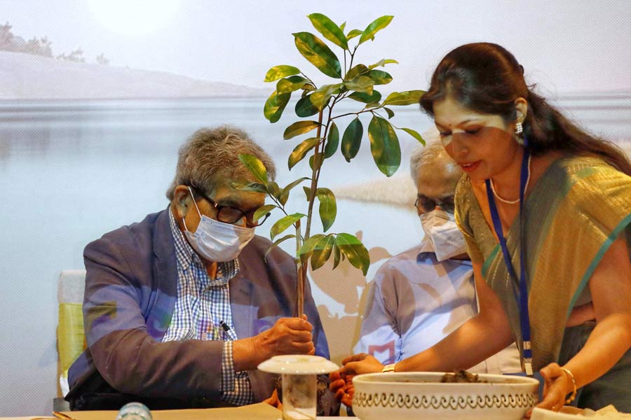 A new research centre in Salt Lake, named after Nobel Laureate Amartya Sen opened its doors to the public on June 30, Thursday. Sen was present at the inauguration event. The centre has been envisaged as the flagship institute of the Pratichi Trust, set up with Sen’s Nobel Prize award in 1999. 
