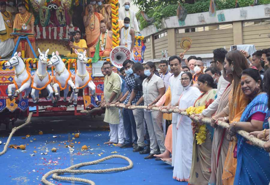 West Bengal chief minister Mamata Banerjee and others inaugurate the ISKCON Rath Yatra on Friday, July 1, 2022.