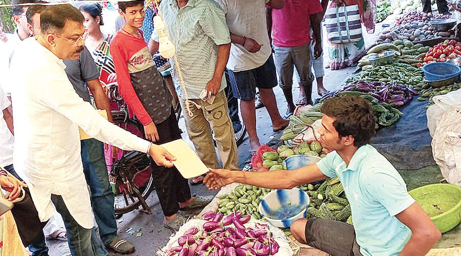 Ranjan Sarkar, deputy mayor of the SMC, campaigns against  plastic carry bags at a market in Siliguri on Friday.