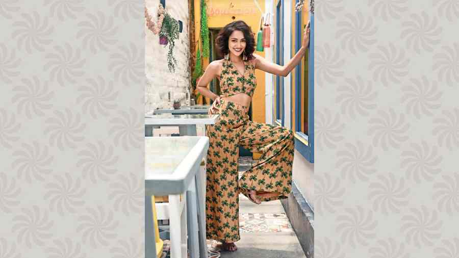 Susmita donned the Tan Coco palazzo set from House of Masaba for this fun and peppy look. Perfect for brunch with friends, the viscose crepe halter bustier with front-button opening is teamed with a pair of palazzo pants designed conveniently with pockets.