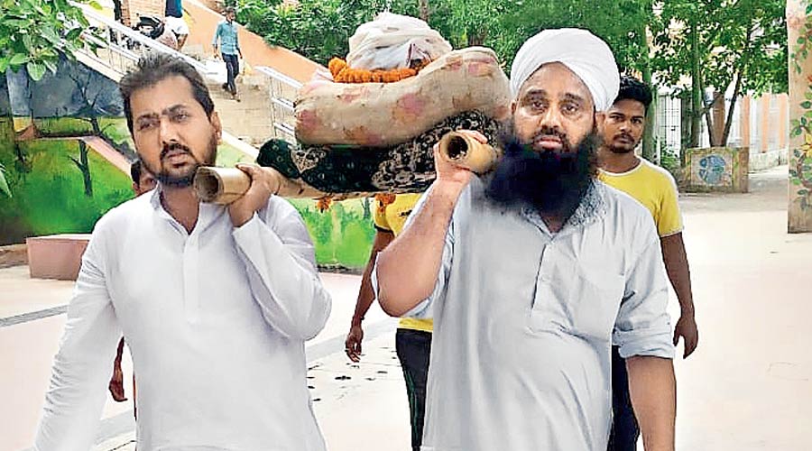 Rizwan Alam and his friends carry the bier with the body of Ram Deo Shah to the cremation ground in Patna