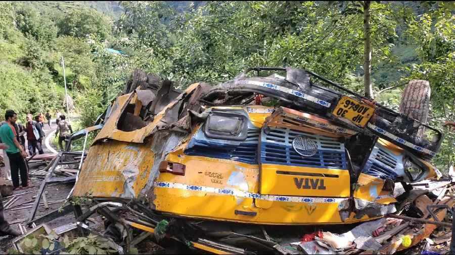 HP: Bus falls into gorge, 16 dead