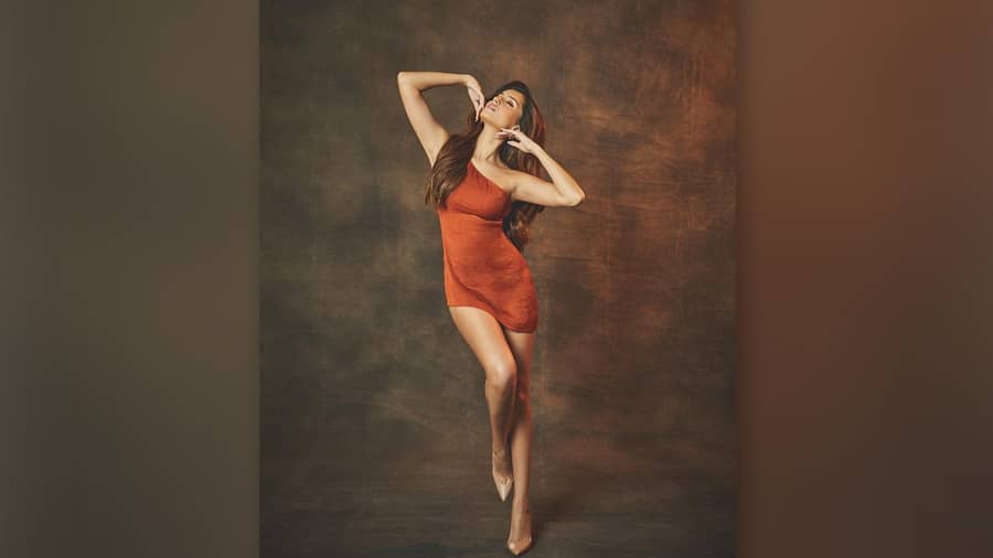 The Mannat Gupta one-shoulder red mini ????dress shows off Tara’s collar bones and toned legs.