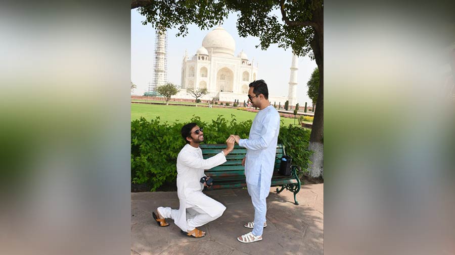 Chaitanya proposes to Abhishek in front of the Taj Mahal