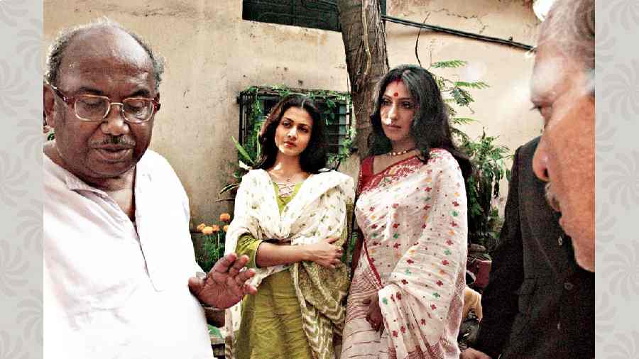 Koel Mallick and Rituparna Sengupta on the sets of Chander Bari