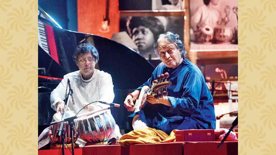 The evening began with a performance by none other than Ustad Amjad Ali Khan. The sarod maestro performed Raga Ganesh Kalyan, Kon khela je khelbo kokhon and Ekla cholo re. Backing up his mesmerising performance was Pandit Anindo Chatterjee and his son Anubrata Chatterjee on the tabla. The three gave one another space for solos and had a lot of musical exchanges going on. “We all called Lataji ‘Didi’. We are very fortunate that we could spend time with her,” said Ustad Amjad Ali Khan.